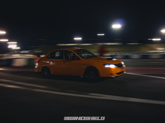 Subaru preparado em cena automotiva
